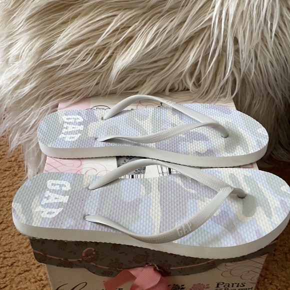 Gap camouflage summer flip flops size 7/8 - Picture 2 of 4